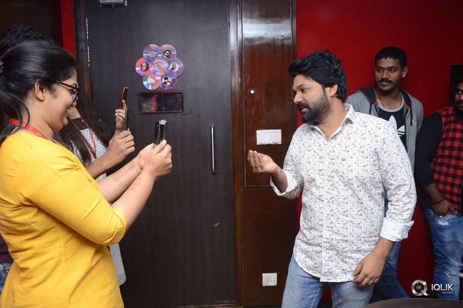 Manchu-Manoj-at-Redfm-For-Okkadu-Migiladu-Movie-Promotions